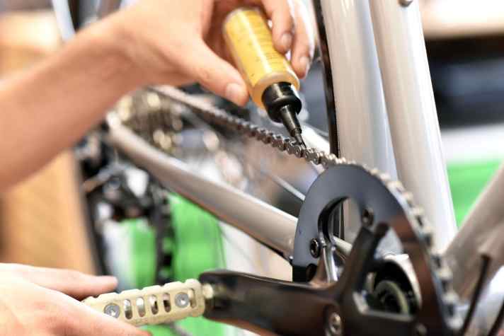Fahrrad-Frühjahrscheck: Viel hilft viel? Nein, Öl soll nur einen Film auf der Kette bilden, keine Tropfen.