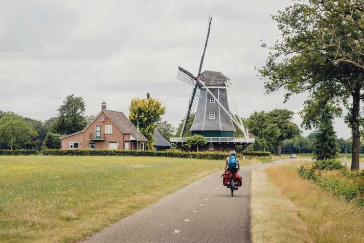 Radurlaub im Winter: Kurzer Sprint bis zur Windmühle, auch das geht im Münsterland.