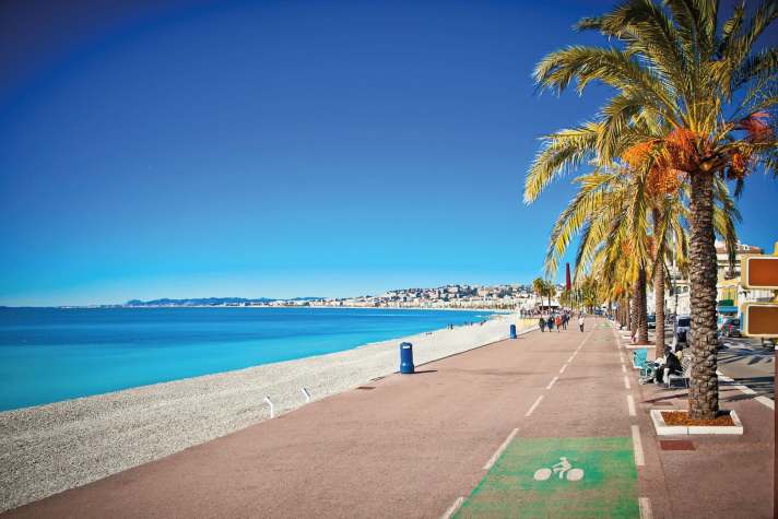Radurlaub im Winter: In Nizza führt direkt an der Strandpromenade ein Radweg entlang – Meerblick inklusive.