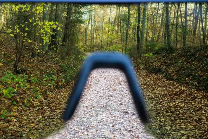 Gut zu sehen: Die grünliche Färbung des kontrastverstärkenden Qlite Glases. Das üppige Sichtfeld kommt durch die mittig platzierte Kameralinse zwar nicht so zur Geltung, in der Praxis ist das jedoch ein großes Plus der breiten Alpina.