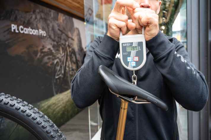 Auf der Eurobike in Frankfurt konnten wir ein Amflow PL Carbon Pro an die Wage hängen. 19,7 Kilo in Größe M mit Pedalen und Schläuchen. Gewichtsangaben von Bikes sind in der Regel ohne Pedale und häufig im Tubeless-Setup. Der von Amflow kommunizierte Wert von 19,2 Kilo ist also absolut realistisch.