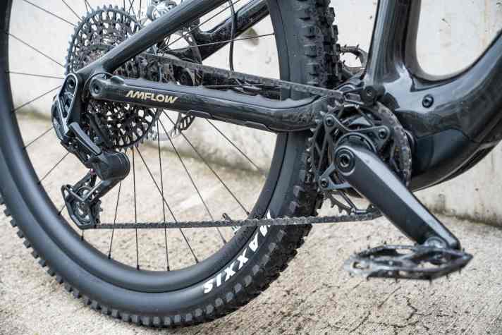 Der Strom für das AXS-Schaltwerk kommt via Kabel vom Haupt-Akku des Bikes.