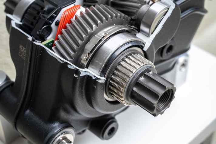 Die Antriebswelle, auf der die Kurbel sitzt, ist beim neuen Performance CX noch mehr vom Getriebe im Motor entkoppelt. Wie genau der neue Freilauf funktioniert, verrät Bosch nicht.