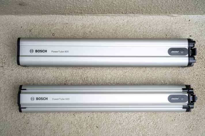 Powertube 800 und Powertube 600 sind gleich lang und passen somit in die identische Halterung. Der 600er ist knapp 900 Gramm leichter als der 800er.