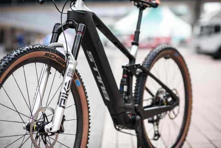 Schnelle Reifen, leichte Gabeln: Die Pike Ultimate am Topmodell SX-I ist natürlich super, mit Schwalbe Nobby Nic und Wicked Will sollte man das Sonic SX auch mal über 25 km/h oder ohne Motor treten können.