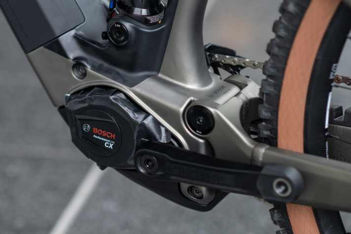 Kompakte Bauform und Anschraubpunkte wie beim Performance SX. Ist das Boschs neuer CX Power-Motor?