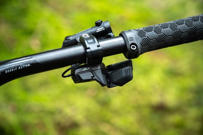 Ergonomisch sind die XT-Di2-Trigger stark an die mechanische Version angelehnt. Das ist Top. Über den zusätzlichen Knopf links kann man zwischen den Automatik-Profilen der Schaltung wechseln.