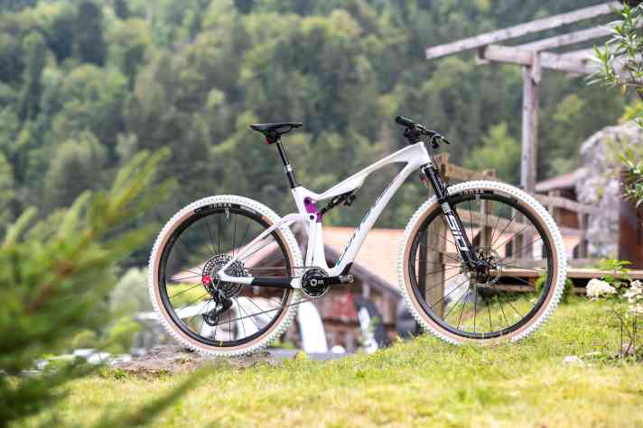 Corratec Revo Bow iLink SL Ultr: 110/100 mm // 29 Zoll // 13999 Euro // Zielgewicht unter 10 Kilogramm.