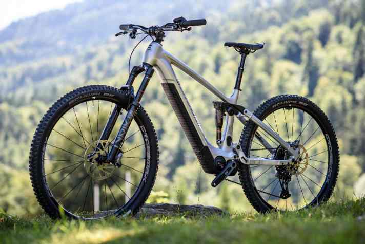 Das Corratec RS 140 EL ist ein laufruhiges Fully für Trail- und All-Mountain-Einsätze.