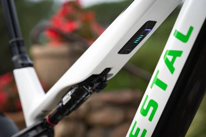Das Bosch-System wird im Hintergrund immer noch über den System-Controller gesteuert. Der sitzt aber versteckt unter dem Oberrohr und dient nur zum Einschalten des Bikes.