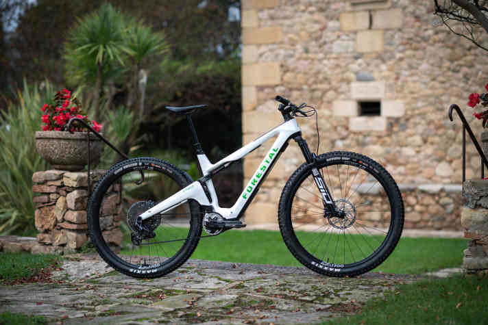 Das Forestal E-Cygnus: Bosch SX // 400 Wh // 130 oder 120 / 120 mm // 29 Zoll // 17,6 kg // ab 9499 Euro.