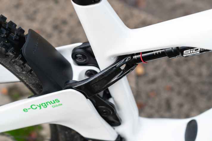 Den aufwändigen Eingelenker kennt man schon von Cyon und Siryon, den bisherigen Modellen von Forestal. Neu am E-Cygnus: Die Dämpferanlenkung aus Carbon.