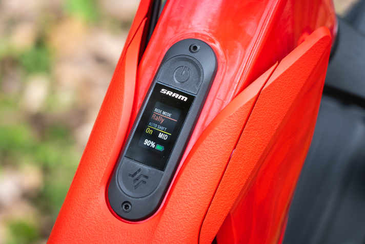 Wer sich einmal ans Auto-Shift gewönt, lernt es zu schätzen. In den meisten Situationen übernimmt die Automatik zuverlässig die Kontrolle, gerade das Coast-Shift-Feature bergab verstärkt das Flow-Erlebnis auf dem Trail spürbar.