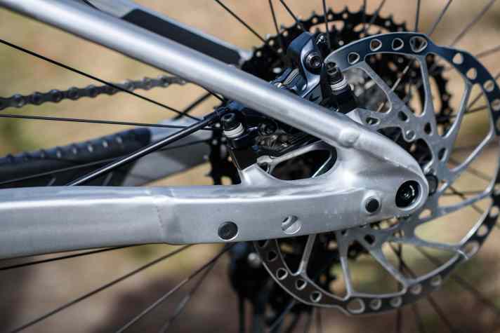 Anschraubpunkte für Seitenständer und Gepäckträger bietet jedes neue Giant Stance E+. Es gibt auch bereits voll ausgestattete SUV-Bikes ab Werk.