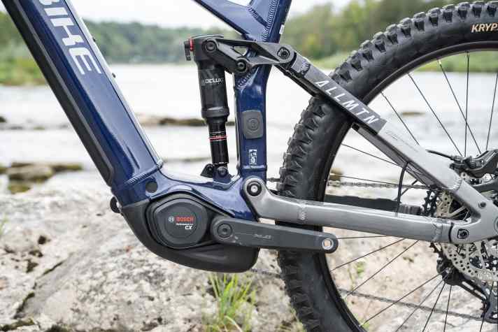 Im Bike werkelt der neue Performance Line CX von Bosch, der Hinterbau verwaltet satte 160 Millimeter Federweg.
