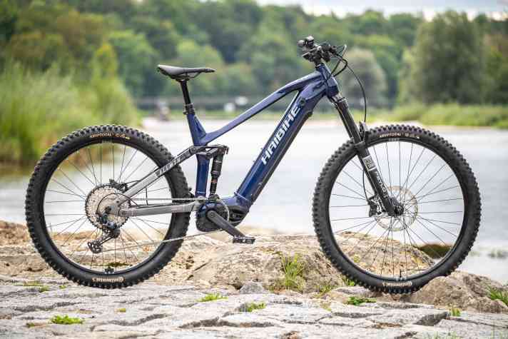 Haibike Allmtn 6: Bosch CX // 800 Wh // 160/160 mm // 29/27,5 Zoll Mullet // 5999 Euro.