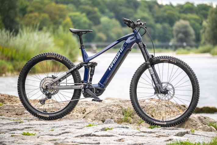 Das neue Haibike Allmtn fällt deutlich leichter und schlanker aus als der Vorgänger. Mit Rockshox Psylo und Deore-SLX-Mix markiert das Allmtn 6 bereits das Topmodell.