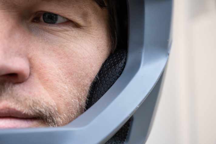 Mit den Wangenpolstern sitzt der Trigger FF fest und sicher am Kopf. Das erhöht das Sicherheitsgefühl. Manche leichten Fullface-Modelle kommen ohne diese Polster.