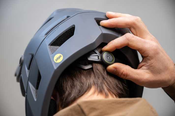 Im Gegensatz zu klassischen Downhill-Helmen setzt der leichte Trigger FF auf ein Ratschensystem am Hinterkopf, mit dem der Helm am Kopf fixiert wird. Das kennt man von normalen Bike-Helmen.