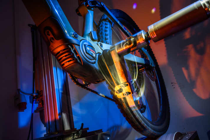 Nicht der kleinste, aber der Leistungsstärkste Light-Motor: Der Bosch Performance SX auf dem Rollenprüfstand im Testlabor.