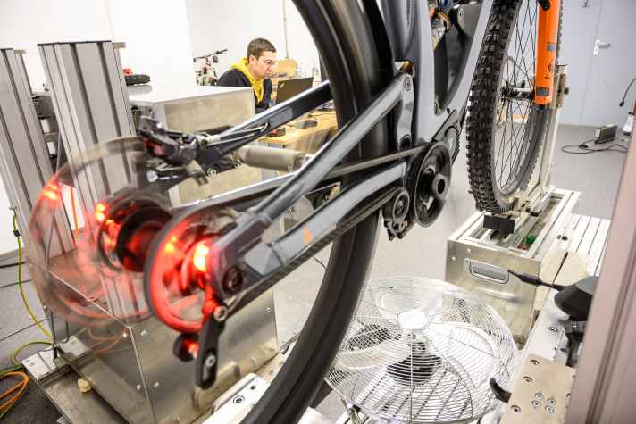 Im Prüflabor PT Labs haben wir alle Antriebe auf einem Rollenprüfstand gemessen. Die umfangreiche Laboranalyse ergänzt unsere Erfahrungen und Tests aus der Praxis um objektiv vergleichbare Daten.