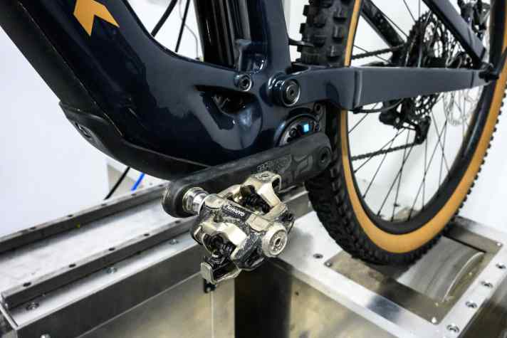 Im Prüflabor PT Labs haben wir alle Antriebe auf einem Rollenprüfstand gemessen. Die Leistungsabnahme erfolgt am Hinterrad.