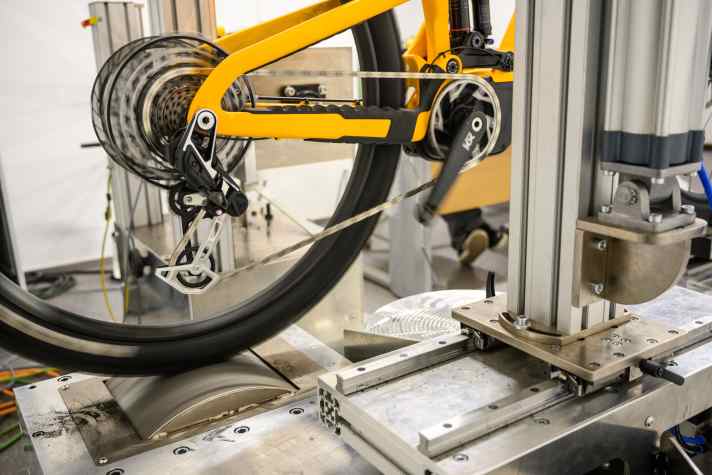 Im Prüflabor PT Labs haben wir alle Antriebe auf einem Rollenprüfstand gemessen. Die Leistungsabnahme erfolgt am Hinterrad.