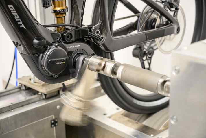 Neben unzähligen Stunden auf dem Trail haben wir jeden Motor auch einem umfangreichen Prüfprozedere auf dem Rollenprüfstand unterzogen. Die exakt vergleichbaren Messwerte helfen, die Erfahrungen aus der Praxis genau einzuordnen und ein exaktes Bild der Antriebe zu zeichnen.