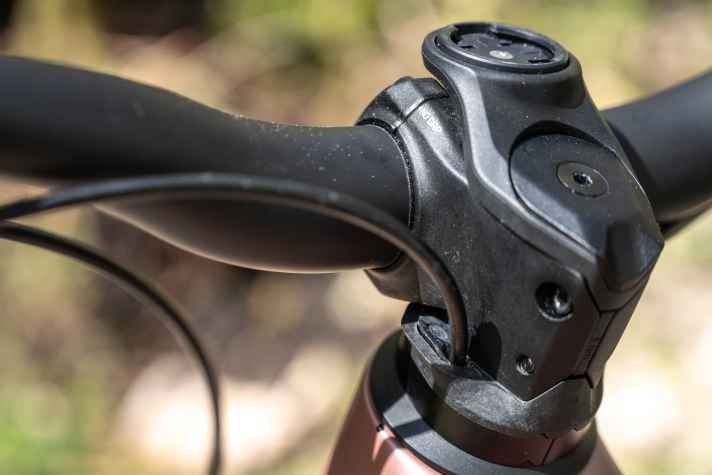 Die Züge laufen durch den Steuersatz ins Innere des Rahmens, auf dem Vorbau sitzt ab Werk ein Garmin-Mount.