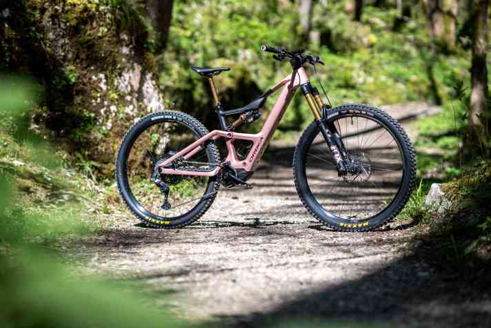 Das Orbea Rise wiegt auch als LT-Modell mit 160 / 150 Millimetern Federweg und 630 Wattstunden nur 20 Kilo.