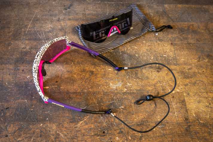 Der Lieferumfang der Pit Viper Try-Hard. Das schützende Hardcase, in dem Brille samt Zubehör Platz findet, ist nicht im Bild.
