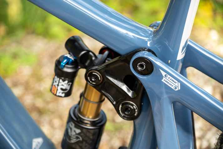 Das neue Shuttle LT wird im Mullet-Setup mit kleinem 27,5er-Hinterrad ausgeliefert. Über die Geo-Anpassung mittels Flipchip lässt sich das Bike ohne Geometrieveränderung auch mit großem 29er-Hinterrad fahren. Alternativ werden die Winkel und das Tretlager in der “low”-Position noch flacher.