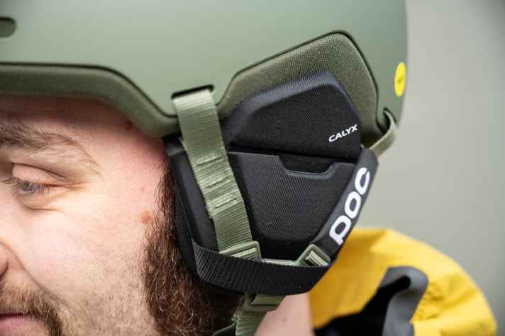 Top für eisige Abfahrten: Die optionalen Ohrpolster umschließen die Ohren komplett und heizen ordentlich ein. Unter den Skihelmen gibt es allerdings noch wärmere Modelle. So eignet sich der Calyx noch für aktive, schweißtreibende Aktivitäten.