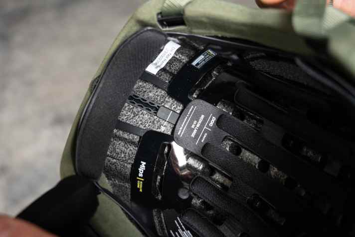 Das Verstellsystem kann komplett im Helm versenkt werden, das spart Platz beim Transport im oder am Rucksack.