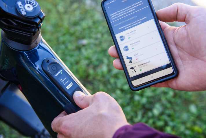 Ein langer Druck auf die AXS-Taste aktiviert den Pairing-Modus zum Koppeln mit der App.