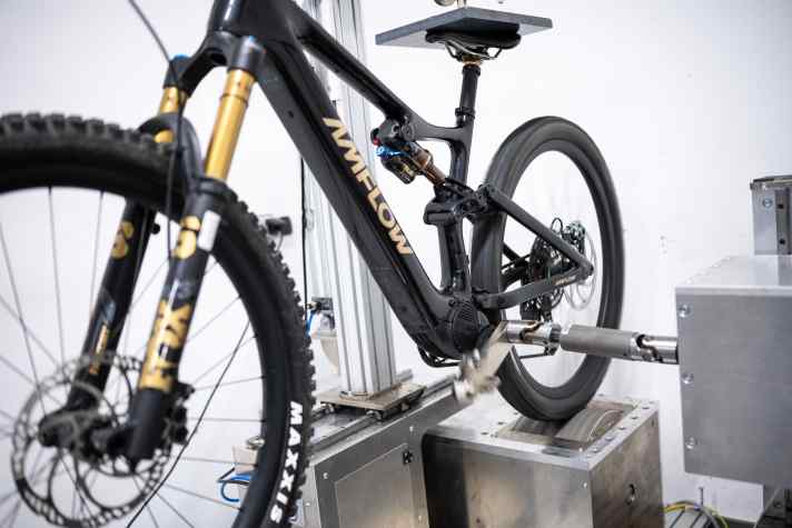 Wir haben den DJI Avinox nicht nur im Gelände getestet. Im Prüflabor von PT Labs sind wir den Leistungsdaten des Bikes genau auf den Grund gegangen.