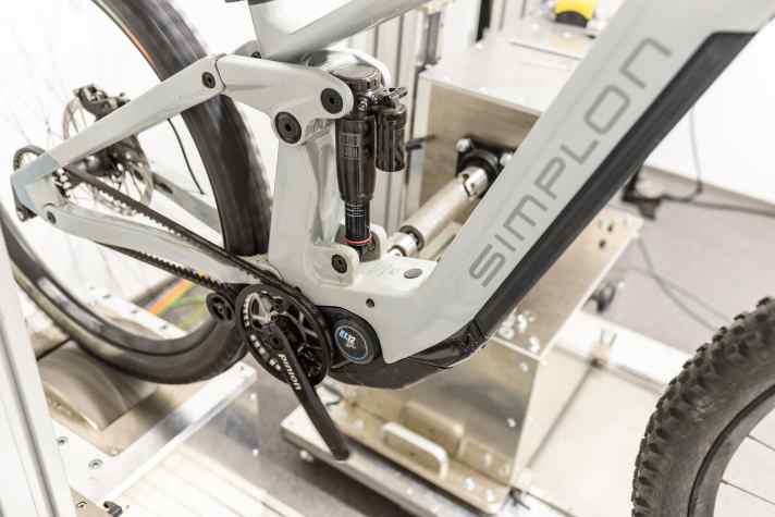 Wir konnten die MGU von Pinion nicht nur ausgiebig fahren, sondern auch im Labor testen. Welche Ergebnisse der Rollenprüfstand im Prüflabor PT Labs ausgespuckt hat, lest ihr weiter unten.