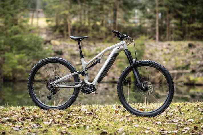 Das Rockrider E-Feel 700 S (>> <a href="https://www.awin1.com/cread.php?awinmid=14353&awinaffid=471469&clickref=B+Rockrider+E-Feel+700+S&ued=https%3A%2F%2Fwww.decathlon.de%2Fp%2Fe-mountainbike-e-feel-700-s-29-zoll-all-mountain-fahrrad%2F_%2FR-p-330291%3Fmc%3D8615085" target="_blank" rel="noopener noreferrer nofollow">hier erhältlich</a>*) sammelt mit einer ausgewogenen Performance und guten Geländeeigenschaften die meisten Punkte aller Testbikes und wird damit zum Testsieger in unserem EMTB Vergleich.