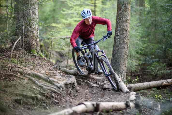 Unsichtbares Plus: Der tiefe Schwerpunkt, das geringe Gewicht am Hinterrad und das klapperfreie Trail-Surfen machen aus jedem Bike mit Pinion MGU einen besseren Abfahrer. We like!