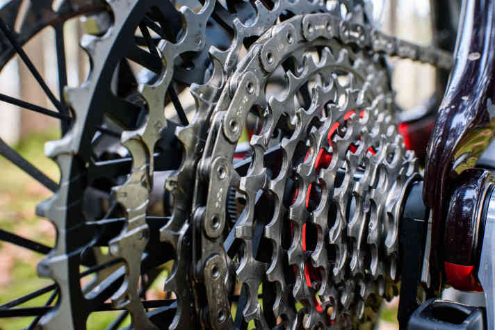 Die neue Flattop-Kette sieht der bekannten Rennrad-Kette zum verwechseln ähnlich. Doch das Transmission-Modell wurde explizit fürs Mountainbike entwickelt.