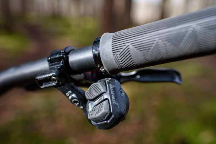 Auch wenn die etwas klobige Optik erstmal ungewöhnlich ist: Ergonomisch kommen die neuen Sram Pod Controller sehr nahe an gewohnte Schalthebel heran. Srams Eagle Transmission Pod Controller liegt gut in der Hand.