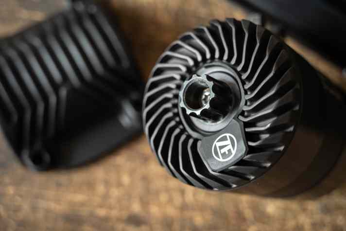 Der runde ZF Centrix wird mit lediglich vier Schrauben und einer kühlungsoptimierten Abdeckung im E-Bike gesichert.