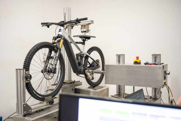Für belastbare Daten spannten wir den ZF Motor im Raymon Tarok auf die Prüfstände von PT Labs.