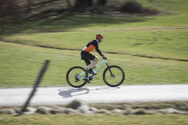 Dass Grundlagentraining wichtig ist, dürfte jedem ambitionierten Biker bekannt sein. Wer es auf lange Strecken abgesehen hat, der muss ganz besonders auf eine starke Basis achten.
