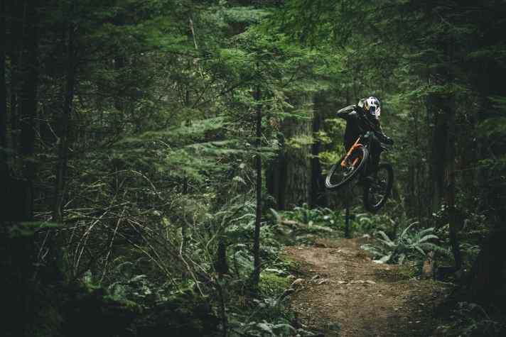 Jackson Goldstone fliegt über den Trail. Airtime sammelt er bei dieser Ausfahrt auf jeden Fall!