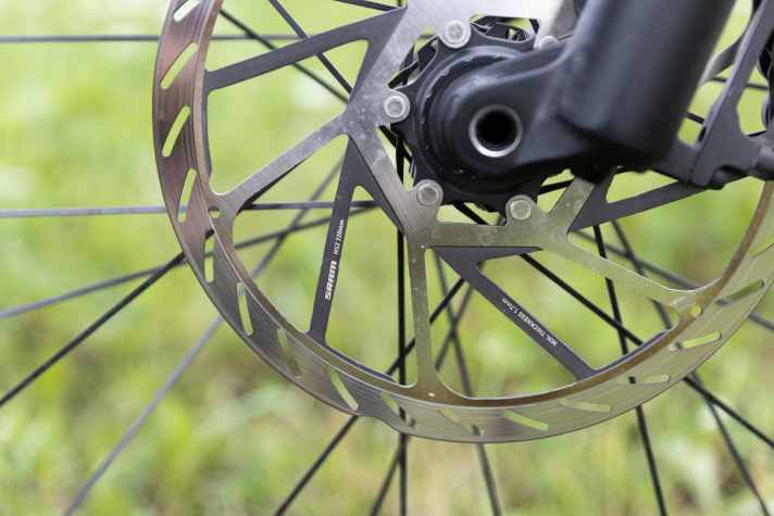 Hätten wir gerne an jedem Bike: Srams dickere HS2-Scheibe mit satten 220 Millimetern Durchmesser am Vorderrad ist sehr hitzebeständig und bietet selbst in Kombination mit der G2-Bremse genügend Bremsleistung.