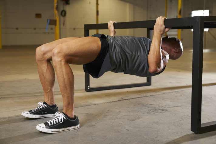 Fitnessstudio? “Brauchst du nicht”, sagt Mark Lauren. Der Körper und ein improvisierte Hilfsmittel reichen.