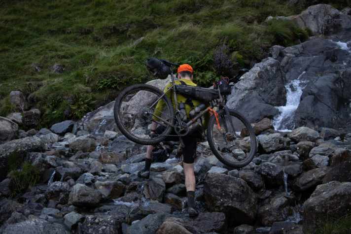 Das Bike wie einen Rucksack tragen - möglich macht’s eine Tragehilfe wie das Hike a Bike Harness von Restrap