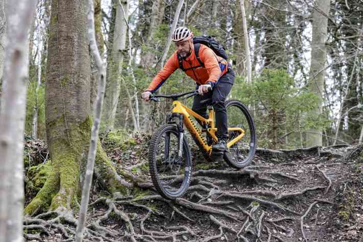 Über ein Wurzelfeld in eine enge Kurve gehen? Auch hier legen Sram und Shimano den richtigen Gang ein, ohne dass der Fahrer die Kurbel drehen muss. Hier mit einem klassischen System schalten? Unmöglich!