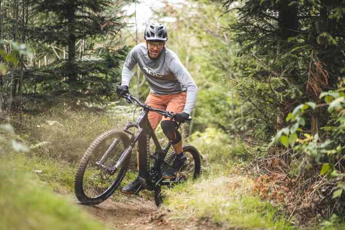 Mit viel Traktion und vorderradorientierter Sitzposition macht das Propain eine gute Figur bergauf. Zum Beschleunigen würde man sich vom Shimano-Motor aber mehr Leistung bei hohen Trittfrequenzen wünschen.
